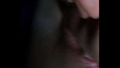 Me te hoa wahine i roto i te motuka